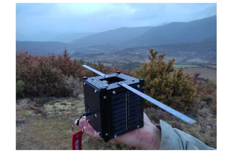 A nanosatellite and a hot air balloon for emergency broadband anywhere